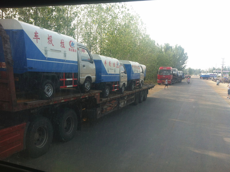 圖為準(zhǔn)備發(fā)車至山西的小型<a href=http://www.esibas.com.cn/ljc target=_blank class=infotextkey>垃圾車</a>