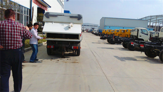 內(nèi)蒙客商正在參觀五十鈴<a href=http://www.esibas.com.cn/saoluche/ target=_blank class=infotextkey>掃路車</a>