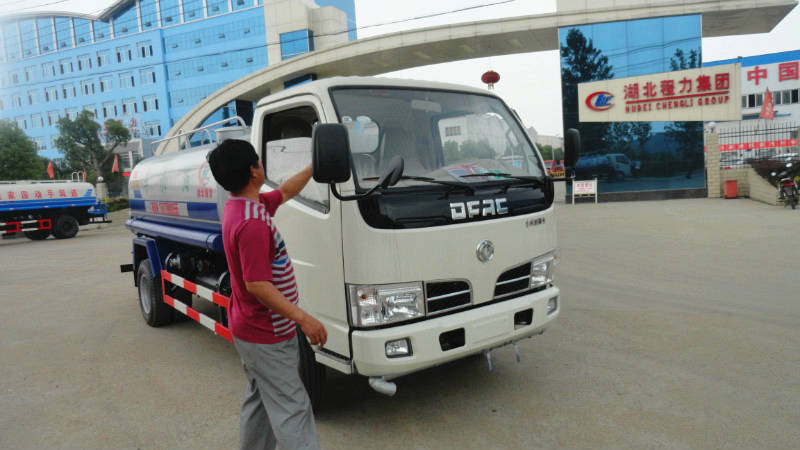 正在給5噸<a href=http://www.esibas.com.cn/ssc target=_blank class=infotextkey>灑水車</a>做出廠前準備