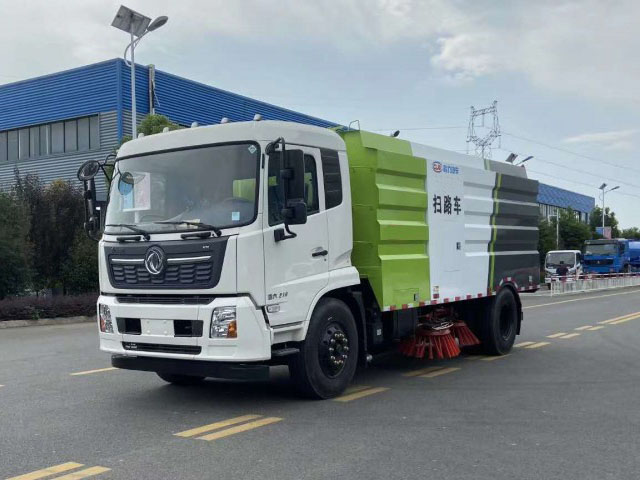 東風(fēng)天錦4方水8方塵國(guó)六掃路車(chē)圖片3