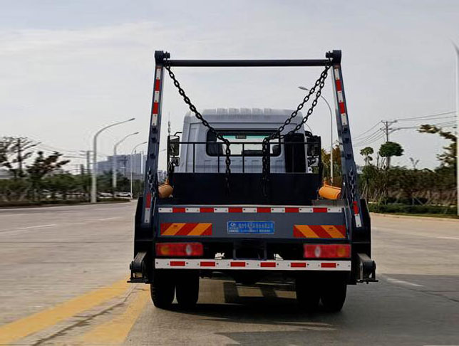 東風(fēng)專底D3國(guó)六擺臂式垃圾車(chē)圖片2