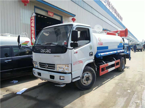 東風(fēng)藍牌灑水車左傾45度角圖片2.jpg