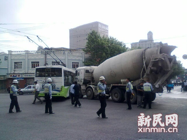 一輛19路電車在新閘路成都北路路口被一輛水泥<a href=http://www.esibas.com.cn/jbc/ target=_blank class=infotextkey>攪拌車</a>攔腰撞擊，車毀嚴(yán)重。通訊員 殷佳維 攝