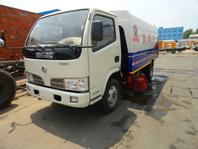  東風(fēng)福瑞卡道路清掃車（<a href=http://www.esibas.com.cn/saoluche/ target=_blank class=infotextkey>掃路車</a>）
