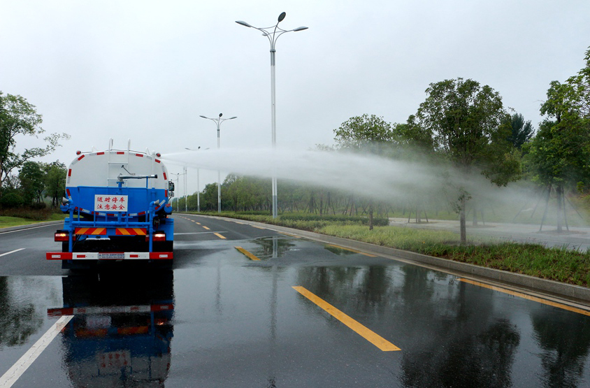 國(guó)六13方東風(fēng)灑水車頂噴功能演示